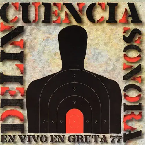 Portada del disco En vivo en gruta 77. Un figura usada como objetivo de disparos recortada sobre un fondo de diversos colore. A su alrededor siguiendo lo lados del disco el nombre del grupo y el título del album.. Abre en ventana nueva